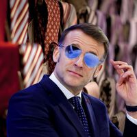 De las gafas retro de Sánchez a las ‘top gun’ de Macron. O cómo los políticos quieren camuflar su mensaje político en detalles que terminan acaparando los titulares 
