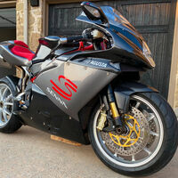 ¡A pujar! Una de las 300 MV Agusta F4 1000 homenaje a Ayrton Senna saldrá a subasta en EEUU a partir de 11.000 euros 