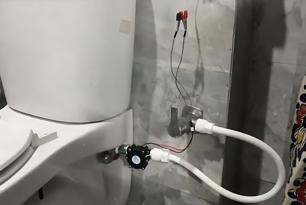 Este invento promete producir electricidad cada vez que tiras de la cisterna. Puede alimentar una bombilla LED en caso de apagones