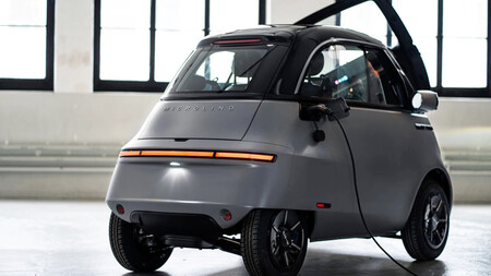 Micro Mobility Microlino cargando