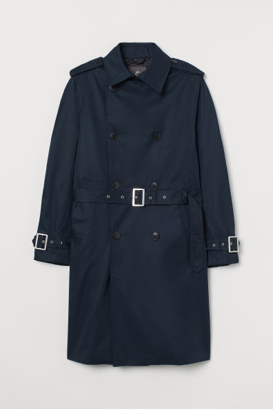 Gabardina de doble botonadura en sarga de algodón. Modelo con cuello y cierre de corchetes, trabillas con botón en los hombros, dos bolsillos en el interior y puños con trabilla ajustable. Cinturón ajustable con hebilla y abertura pronunciada detrás. Forro en satén de poliéster reciclado.