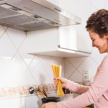 Miguel Gómez, experto en diseño de cocinas: “ninguna campana extractora elimina los olores por completo”