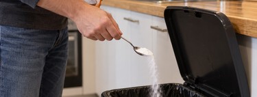 Si tu cubo de basura huele mal aunque cambies la bolsa, prueba este sencillo truco con bicarbonato