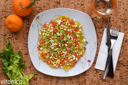 Ensalada de naranja, apio y trucha ahumada (o salmón) con huevo: receta saludable y ligera para el invierno