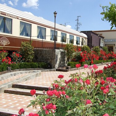 En Granada hay un restaurante en vagones de tren  rehabilitados: fueron construidos a principios del siglo XX para que viajara por Francia la realeza británica