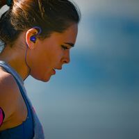 Hacer deporte a partir de los 50 está muy bien, pero los expertos coinciden en que entrenar con música no te hace más fuerte, sino que ayuda a tu cerebro a tolerar el esfuerzo más tiempo