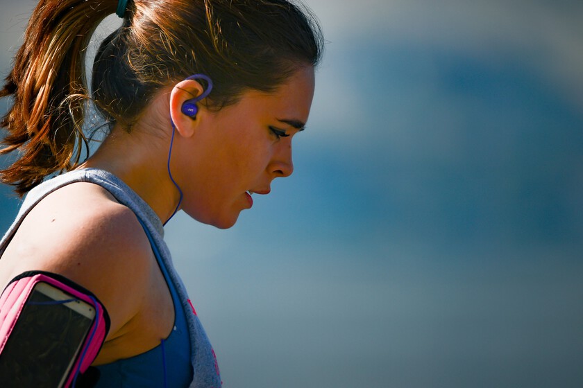Hacer deporte a partir de los 50 está muy bien, pero los expertos coinciden en que entrenar con música no te hace más fuerte, sino que ayuda a tu cerebro a tolerar el esfuerzo más tiempo