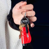 Este llavero te salva de quedarte atrapado en el coche: una herramienta dos en uno que solo cuesta 10 euros y que todos deberíamos tener