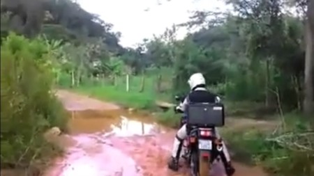 Cómo no cruzar un charco en moto