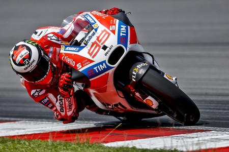 "Tengo que adaptarme más de lo que pensaba", Jorge Lorenzo suda el primer día en Malasia (17º)