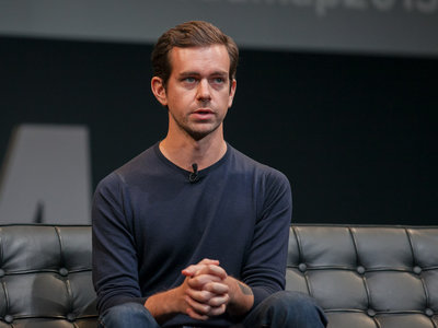 El apoyo de Jack Dorsey a un podcaster antivacunas causa indignación y reaviva el debate de la desinformación en redes