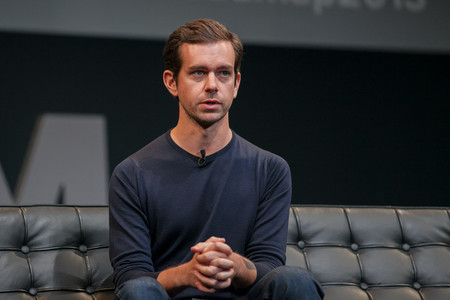 El apoyo de Jack Dorsey a un podcaster antivacunas causa indignación y reaviva el debate de la desinformación en redes