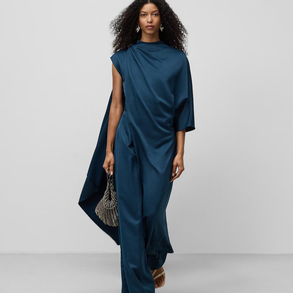 Adolfo Dominguez
Mono de mujer largo con capa asimétrica