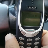 Parece un Nokia 3310, pero no lo es. Y permite robar un coche en pocos segundos
