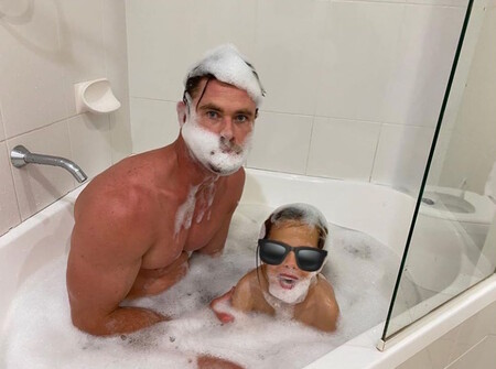 ¡Qué pedazo de progeni-Thor! Los niños de Elsa Pataky y Chris Hemsworth se lo pasan de escándalo con las locuras de su padre