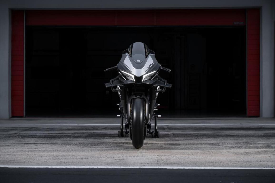 Lorsque CFMOTO a présenté le 1000V4-SR RR à l'EICMA, beaucoup ont pensé qu'il s'agissait d'un de ces exercices de style destinés à attirer les regards et à faire la une des journaux