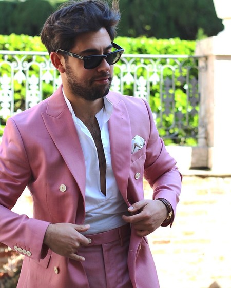 Toques en rosa: el street style se pinta del color femenino (y cool) para la primavera