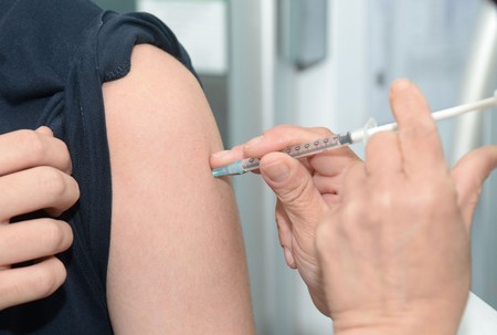 Todo lo que tienes que saber sobre la vacuna de la gripe: cómo funciona, quién tiene que ponérsela...