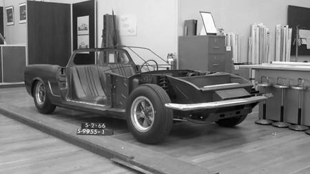 En Ford no tienen ni idea de dónde ha salido este Ford Mustang de motor central, y piden la ayuda del público para identificarlo