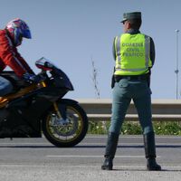 El BOE lo hace oficial: nuevas obligaciones y restricciones para los motoristas, y se podrá  circular por el arcén en moto 