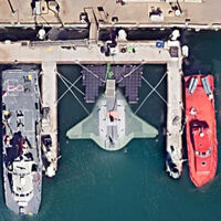 Las imágenes por satélite han destapado una enorme nave a lo Star Wars fondeando en un puerto. Es real y es una nueva arma de EEUU