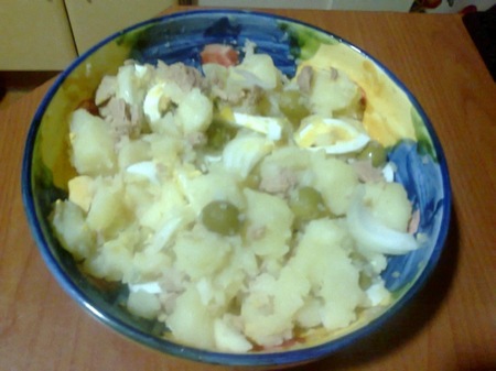 Cenas saludables para niños: ensalada de patata con huevo, atún, cebolla y aceitunas