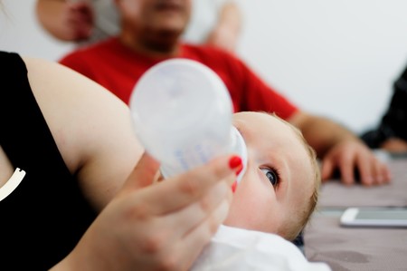 Un bebé contrajo salmonelosis en España tras consumir leche contaminada de Lactalis