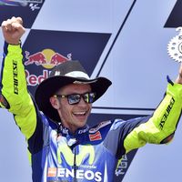 Con 38 años y una sanción, Valentino Rossi vuelve a alzarse como el líder de MotoGP