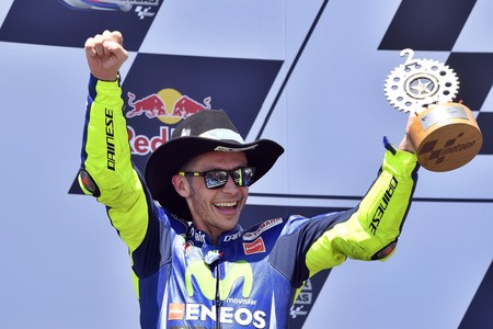 Con 38 años y una sanción, Valentino Rossi vuelve a alzarse como el líder de MotoGP