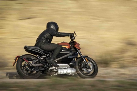 Así se mueve (y apenas se escucha) la LiveWire, la moto eléctrica de Harley-Davidson que llega en 2019