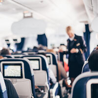 El truco de una pareja para viajar cómodos en avión que mucha gente pasa por alto  