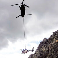 La grúa del aire: un helicóptero gigante 'Chinook' del Ejército de Tierra español rescata a un helicóptero de la Guardia Civil atrapado en lo alto de la Sierra de Gredos