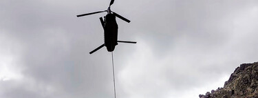 La grúa del aire: un helicóptero gigante 'Chinook' del Ejército de Tierra español rescata a un helicóptero de la Guardia Civil atrapado en lo alto de la Sierra de Gredos