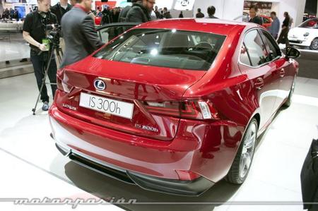Lexus IS300h - trasera