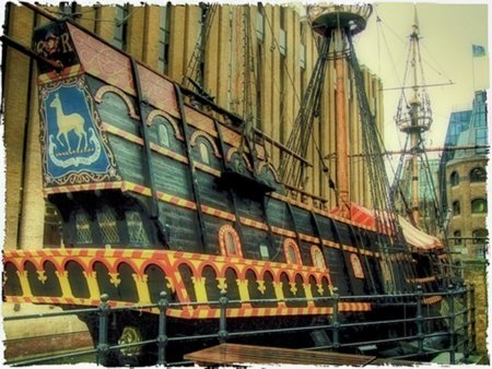 De corsarios, parásitos y un galeón de papel