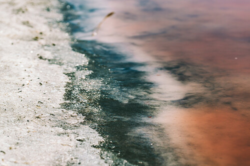 Água do mar com pedaços de sal. Créditos: banco de imagem