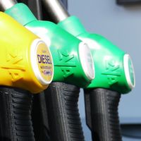 Nuevas etiquetas de combustible diésel B7, B10 y gasolina E5, E10: así te afectará el cambio