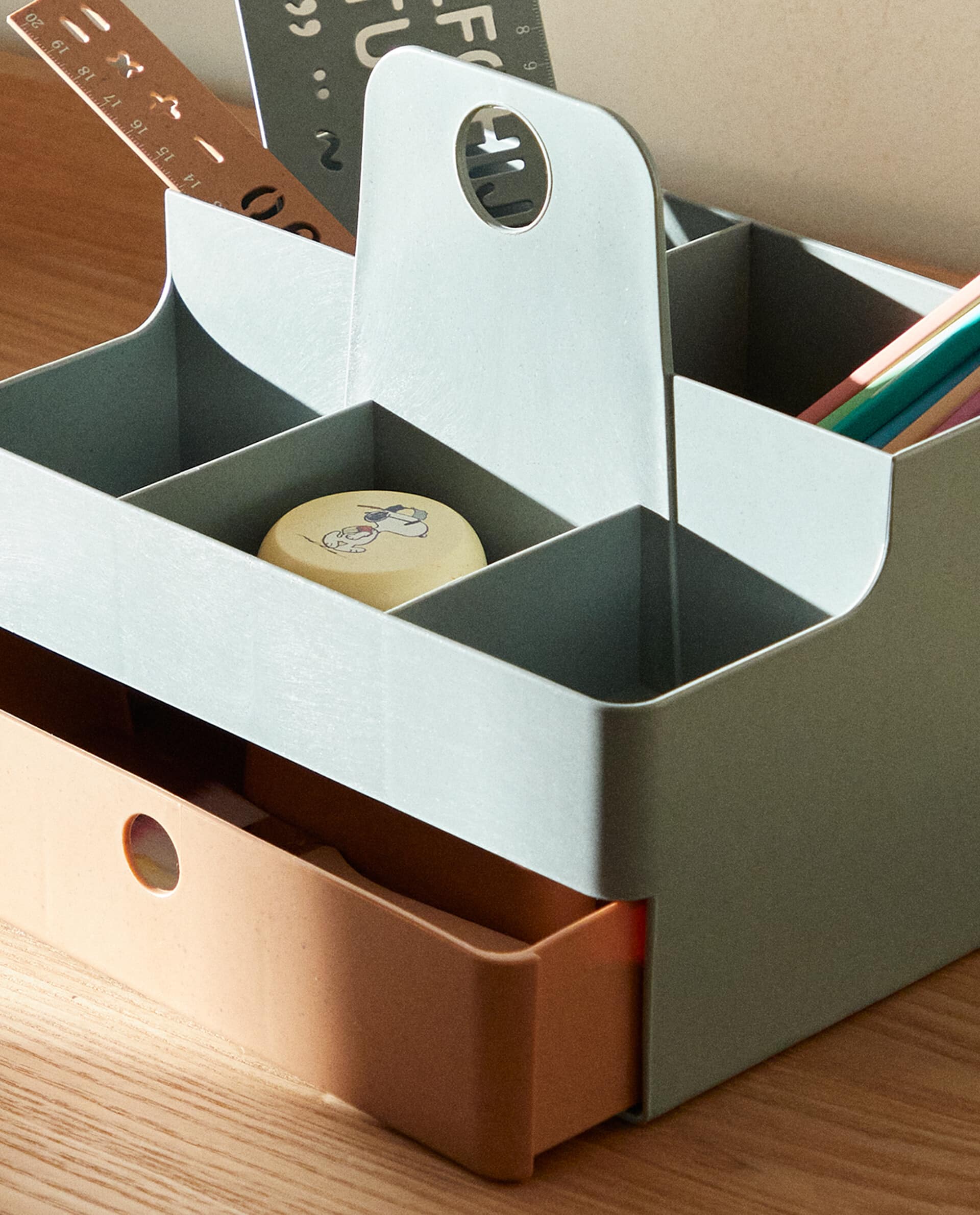 Caja organizadora con asa, incluye varios compartimentos y bandeja extraíble.