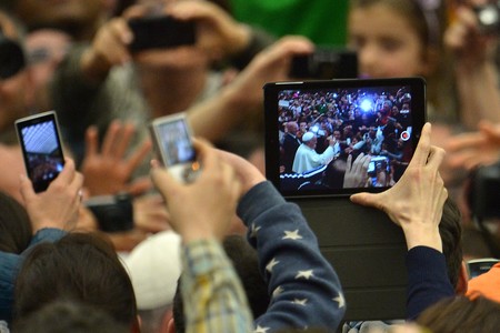 El Papa Francisco harto de móviles en sus misas: el debate de los smartphones en eventos se abre de nuevo