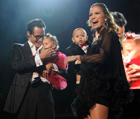 Jennifer Lopez y Marc Anthony suben a los gemelos al escenario