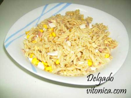 Ensalada de pasta integral con queso fresco. Recetas saludables