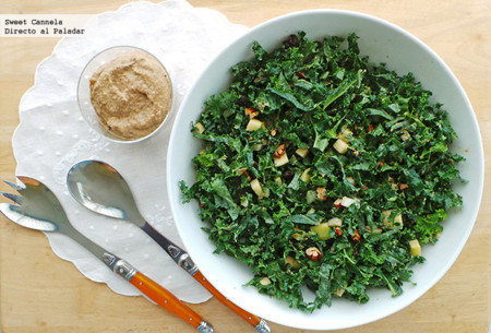 Ensalada Waldorf de kale con un aderezo muy sano. Receta ligera