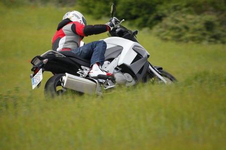 Honda Crossrunner y Miki en acción 6