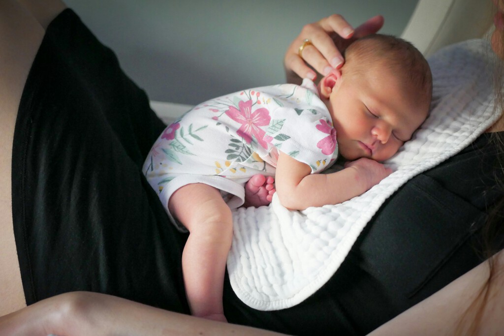 "Es una cuestión de salud mental": cada vez más padres están pagando hasta 260 euros la noche a niñeras nocturnas