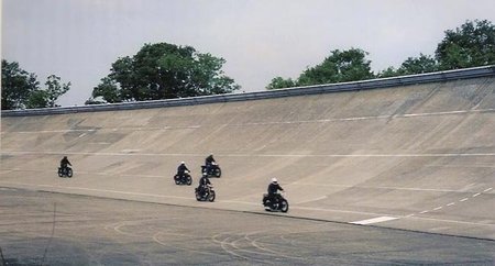 Linas-Montlhéry, peralte con motos