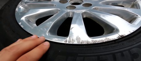 Tarea para ese fin de semana que no sabes qué hacer: reparar los arañazos de las llantas