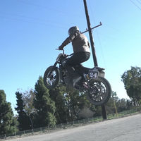 Esta Indian Scout de RSD sabe hacer mucho más que girar a la izquierda, ¡vuela!