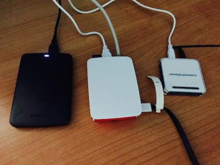 Rasbperry Pi B model 2, un disco duro y un HUB USB con alimentación para disfrutar durante nuestras vacaciones