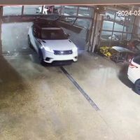 Unos adolescentes roban nueve coches de lujo y los pillan en la gasolinera repostando todos juntos 