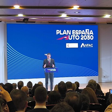 "Toda Europa va tarde, pero España no se va a bajar del coche eléctrico". Pedro Sánchez anuncia el Plan Auto 2030 para salvar a la industria